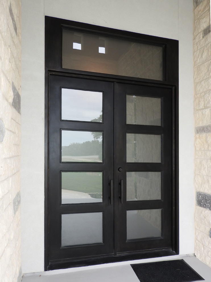Идея дизайна: входная дверь в современном стиле с двустворчатой входной дверью и металлической входной дверью