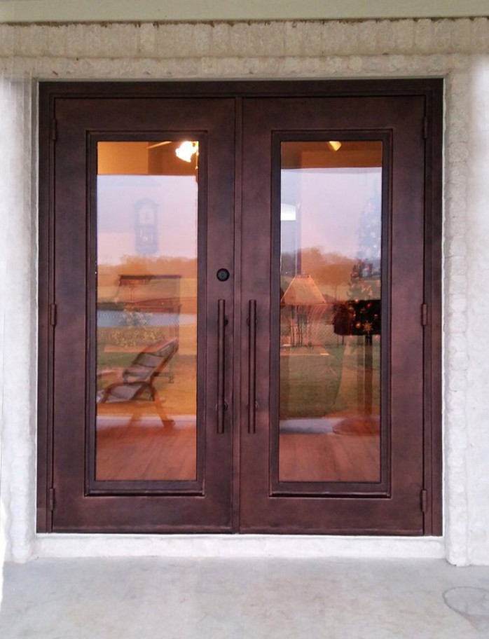 На фото: входная дверь в современном стиле с двустворчатой входной дверью и металлической входной дверью
