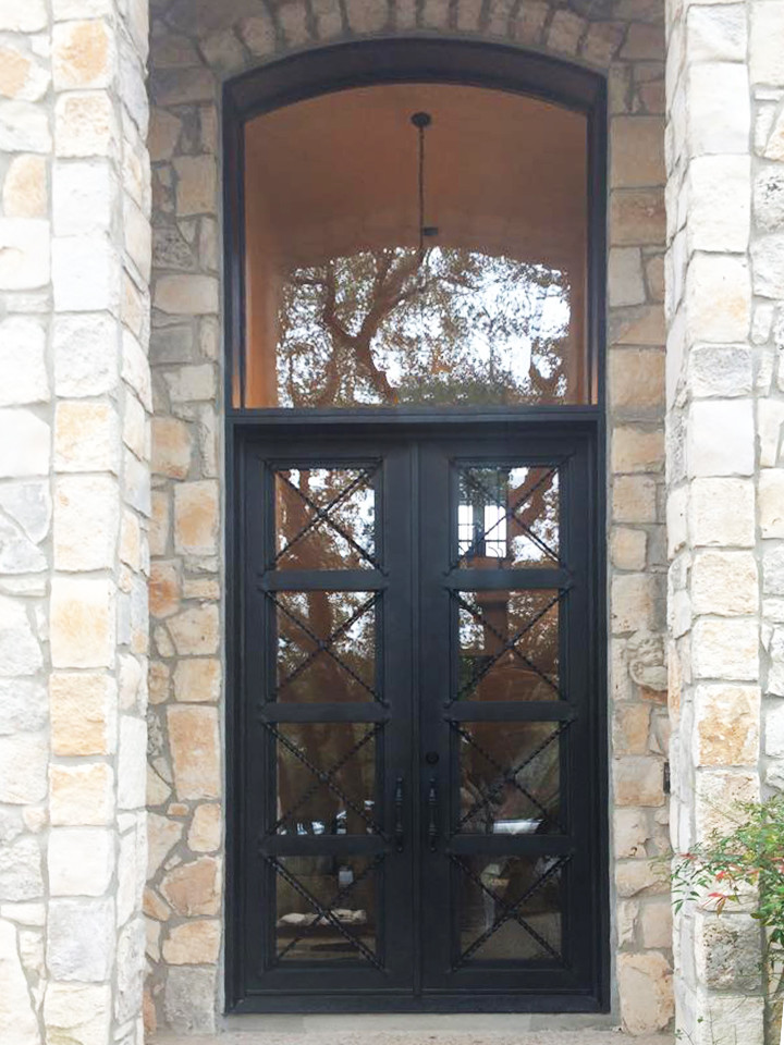 Foto di una porta d'ingresso rustica con una porta a due ante e una porta in metallo