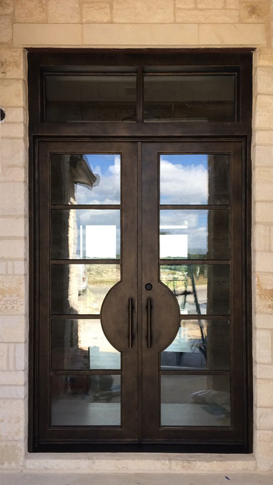Пример оригинального дизайна: входная дверь в современном стиле с двустворчатой входной дверью и металлической входной дверью