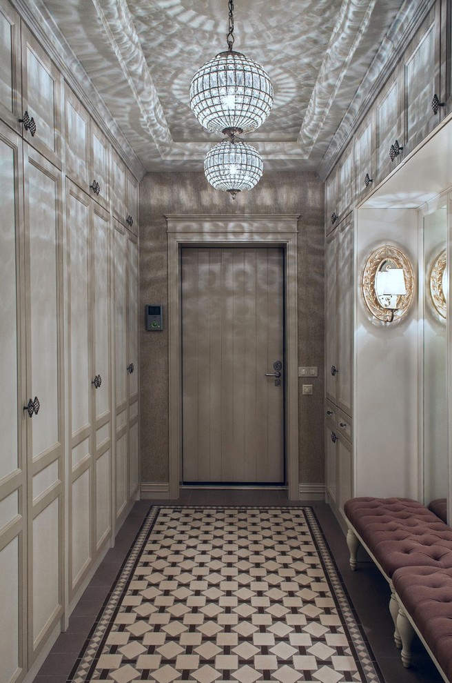 Klassischer Eingang mit beiger Wandfarbe, Keramikboden und Einzeltür in Moskau