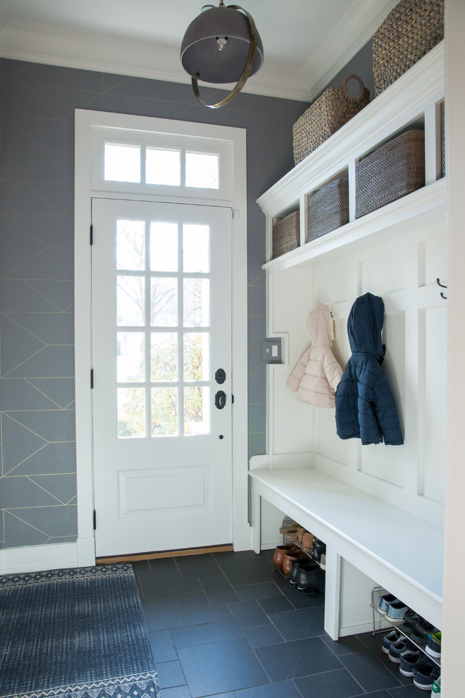 Пример оригинального дизайна: тамбур со шкафом для обуви в стиле неоклассика (современная классика) с серыми стенами, одностворчатой входной дверью, белой входной дверью и черным полом