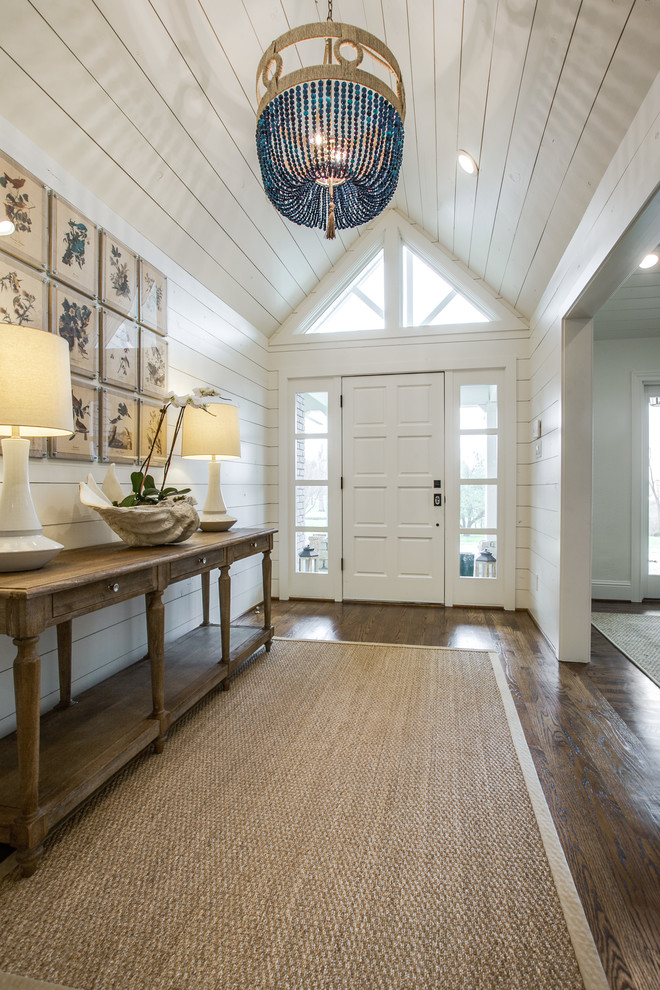 Imagen de hall marinero con paredes blancas, suelo de madera en tonos medios, puerta simple y puerta blanca