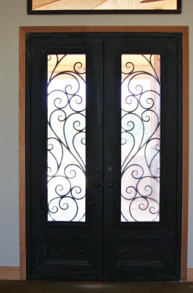 Идея дизайна: входная дверь в средиземноморском стиле с двустворчатой входной дверью и металлической входной дверью