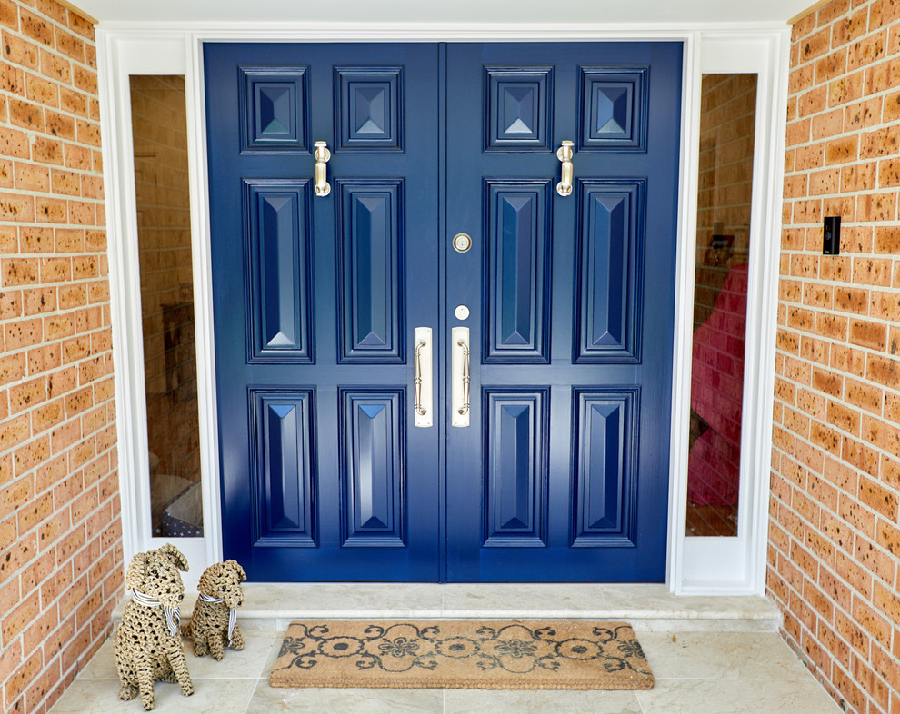 Réalisation d'une grande porte d'entrée design avec une porte double, une porte bleue et un sol beige.