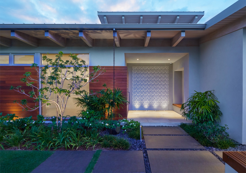 Mittelgroße Haustür mit weißer Wandfarbe, Drehtür, brauner Haustür, freigelegten Dachbalken und Holzwänden in Hawaii