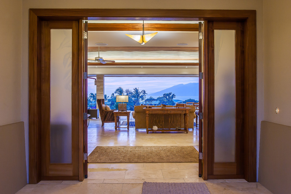 Mittelgroße Haustür mit Doppeltür und Haustür aus Glas in Hawaii