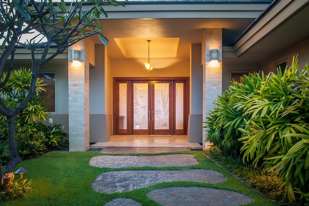 Mittelgroße Haustür mit Doppeltür und Haustür aus Glas in Hawaii