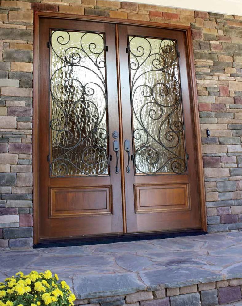 Идея дизайна: входная дверь среднего размера в средиземноморском стиле с коричневыми стенами, двустворчатой входной дверью и входной дверью из светлого дерева