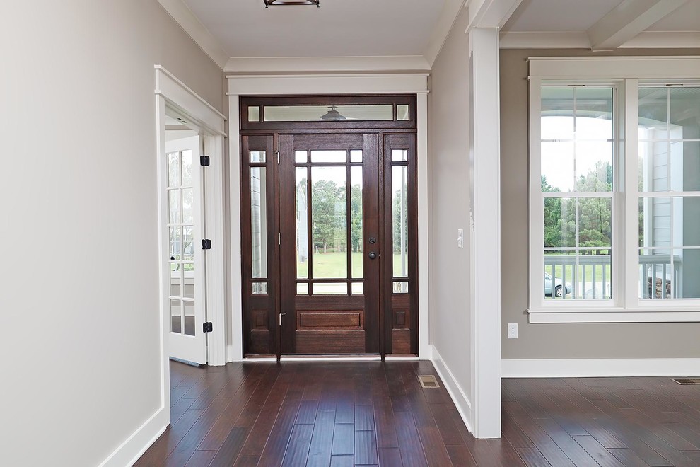 Ejemplo de puerta principal clásica de tamaño medio con paredes grises, puerta simple, suelo marrón, suelo vinílico y puerta de vidrio