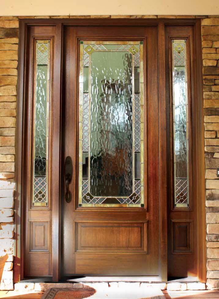 Immagine di una porta d'ingresso eclettica di medie dimensioni con pavimento in mattoni, una porta a due ante, una porta in legno chiaro e pareti marroni