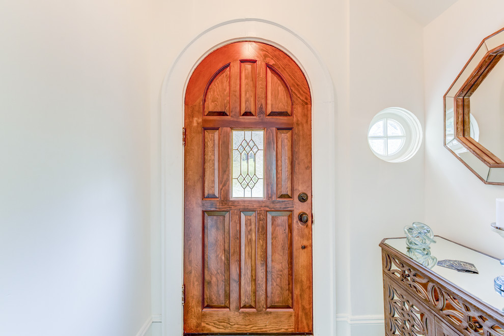 Idee per una piccola porta d'ingresso classica con pareti bianche, una porta singola e una porta in legno bruno