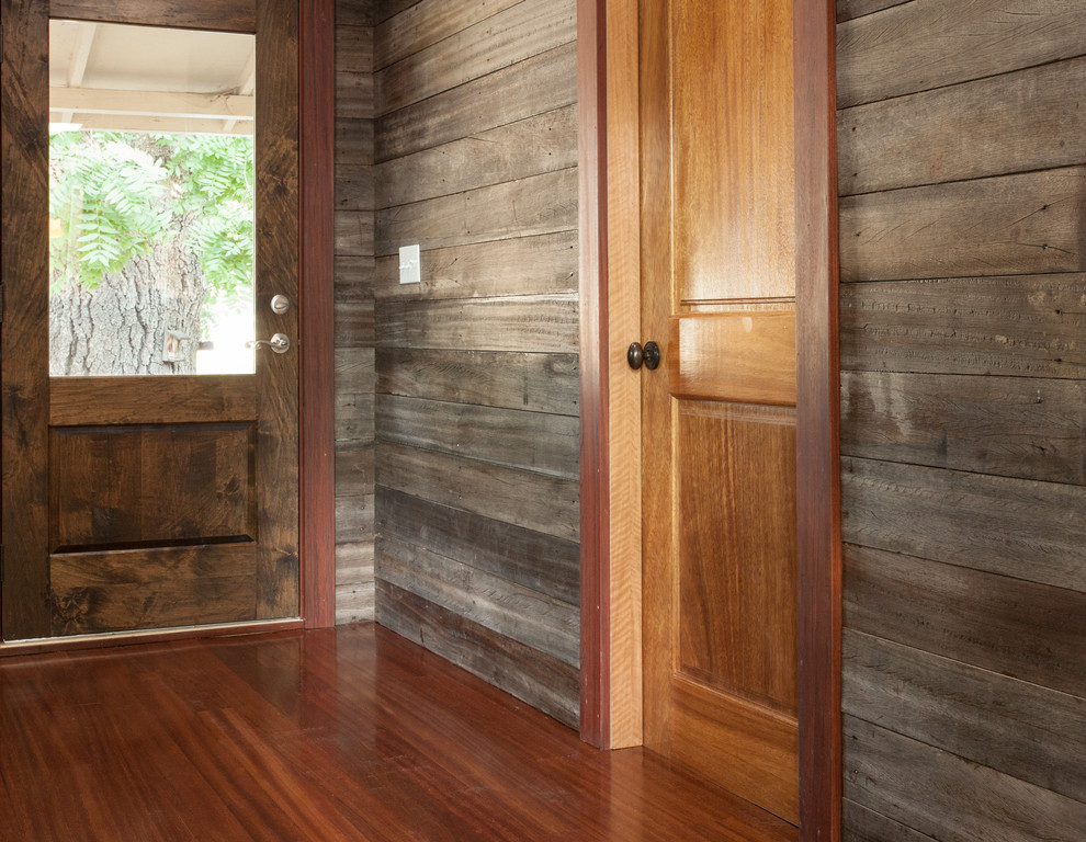 Diseño de puerta principal bohemia de tamaño medio con paredes grises, suelo de madera oscura, puerta simple y puerta de madera oscura