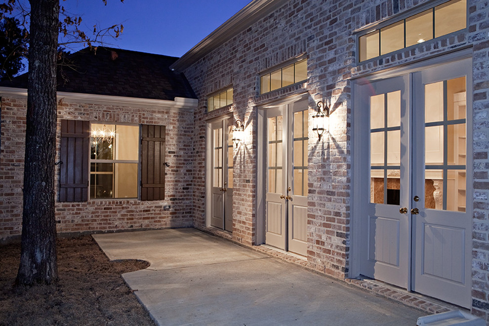 This is an example of a traditional entrance in Houston.
