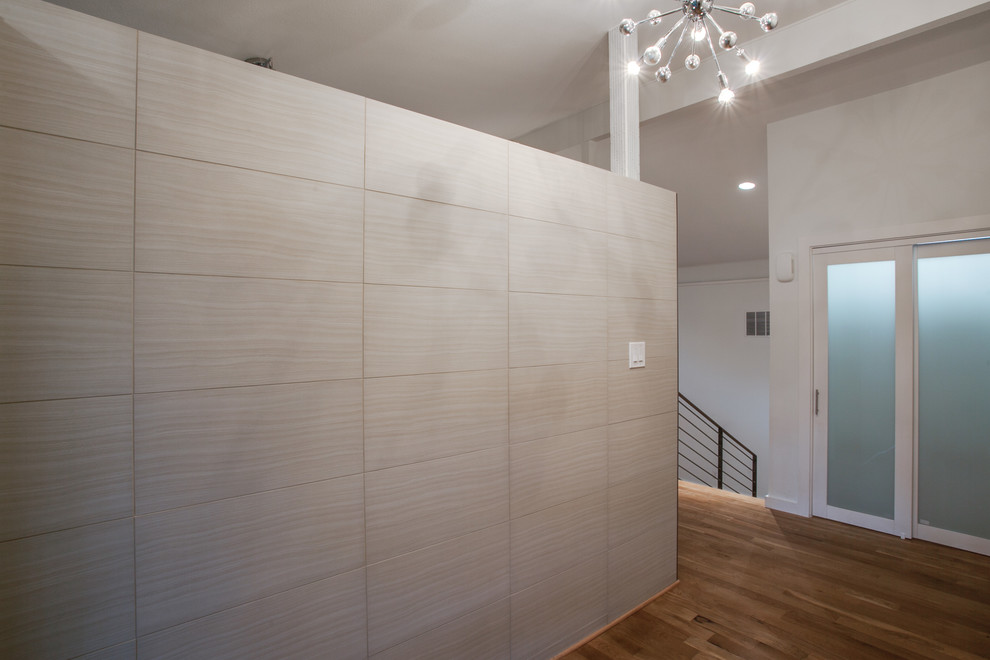 Mittelgroßes Retro Foyer mit weißer Wandfarbe und hellem Holzboden in Dallas