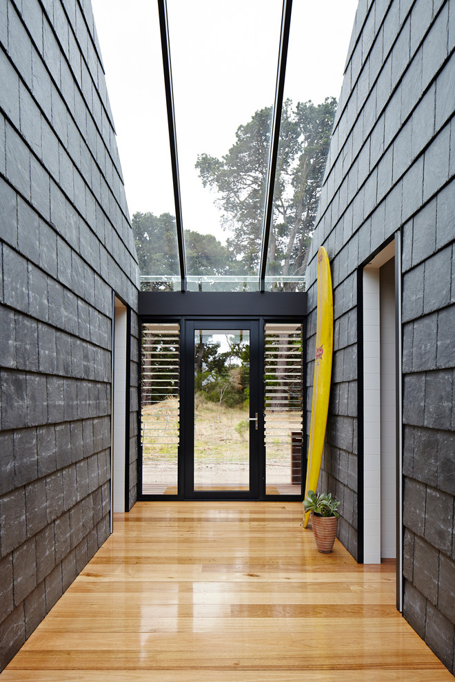 Mittelgroßes Modernes Foyer mit hellem Holzboden, Einzeltür und Haustür aus Glas in Geelong
