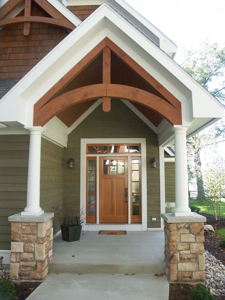 Immagine di una porta d'ingresso stile americano con una porta singola e una porta in legno bruno