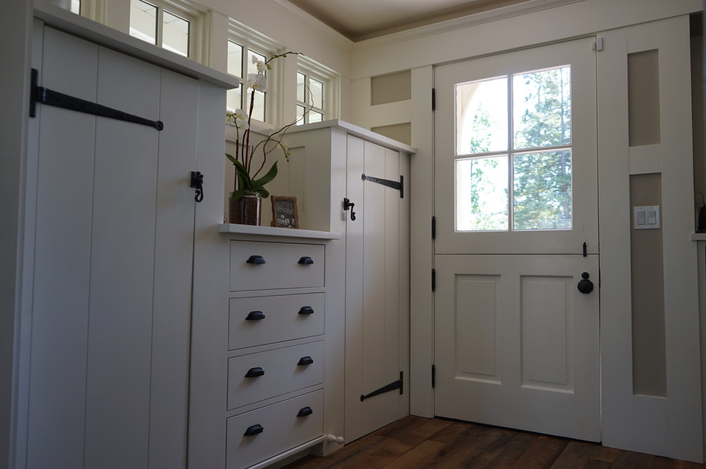 Источник вдохновения для домашнего уюта: входная дверь среднего размера в стиле кантри с бежевыми стенами, темным паркетным полом, голландской входной дверью и синей входной дверью