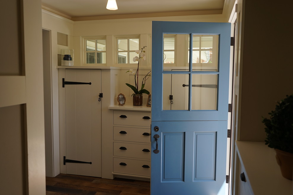 Exemple d'une porte d'entrée nature de taille moyenne avec un mur beige, parquet foncé, une porte hollandaise et une porte bleue.