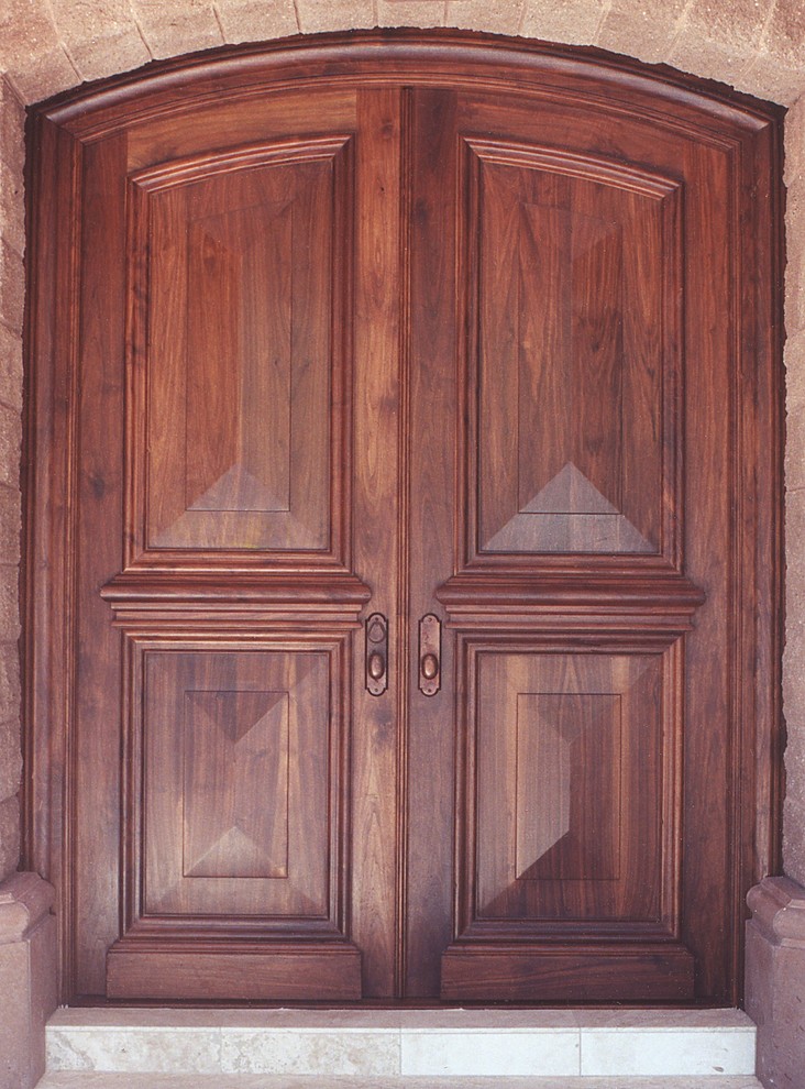 Idée de décoration pour une grande entrée tradition avec un mur marron, un sol en marbre, une porte double et une porte en bois brun.