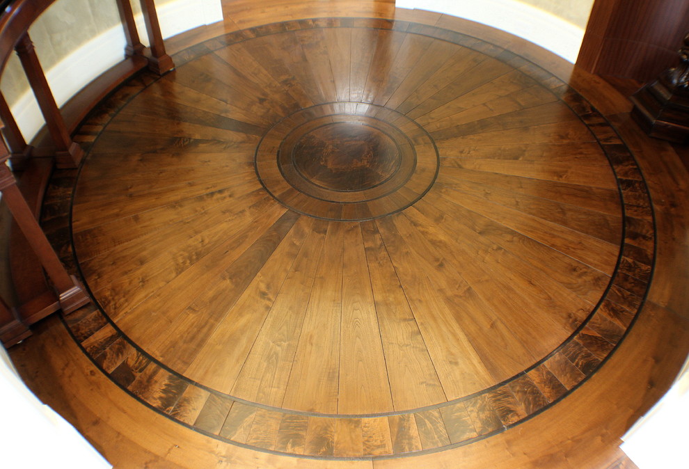 Ispirazione per un ingresso classico di medie dimensioni con pavimento in legno massello medio