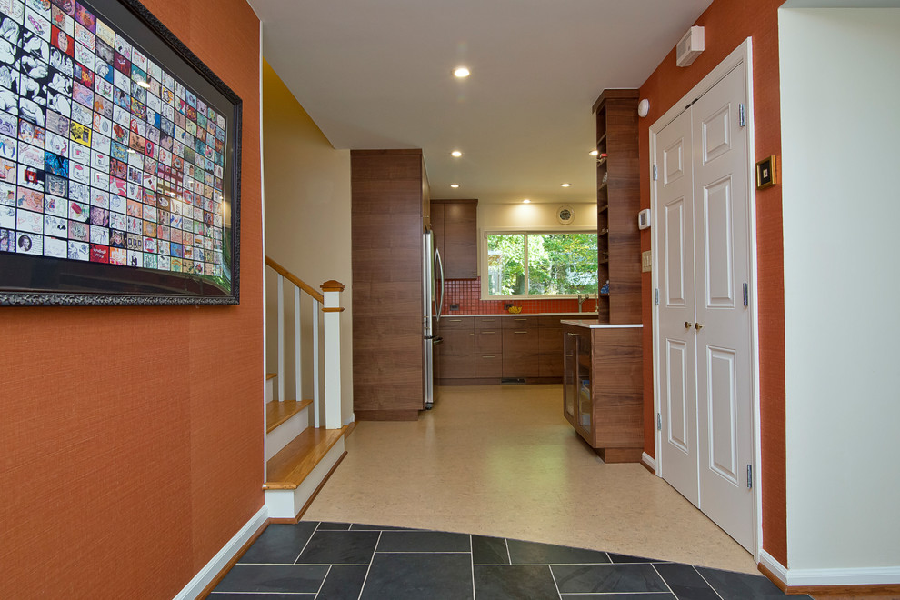 Inredning av en retro mellanstor foajé, med orange väggar, korkgolv, en enkeldörr, en vit dörr och beiget golv