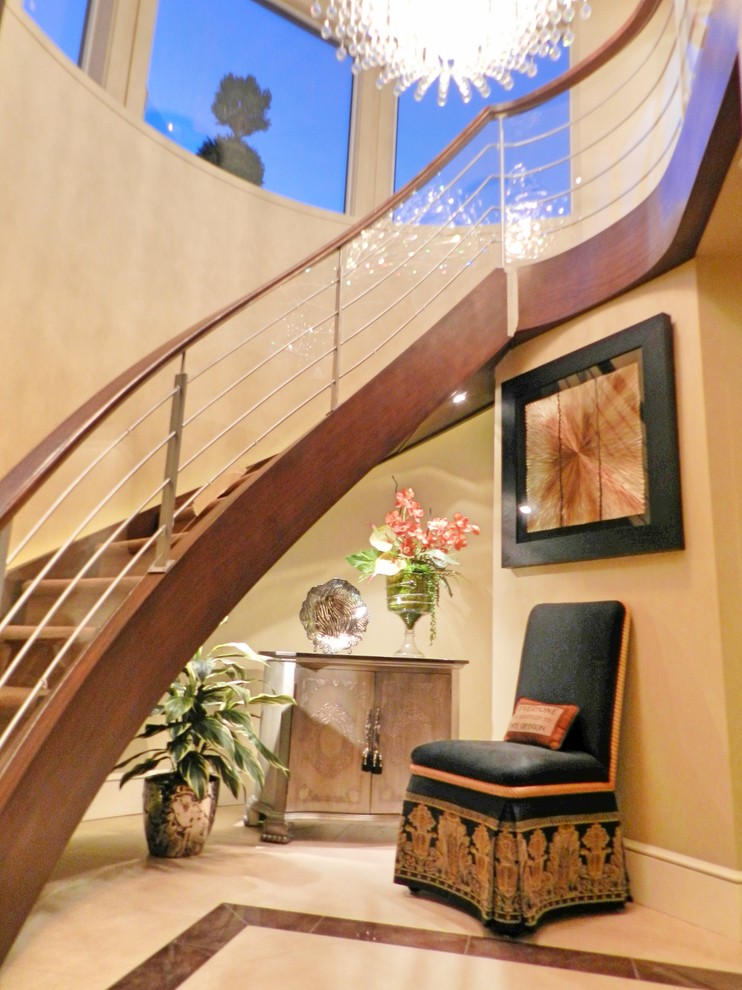 Mittelgroßes Klassisches Foyer mit beiger Wandfarbe, Porzellan-Bodenfliesen und brauner Haustür in Vancouver