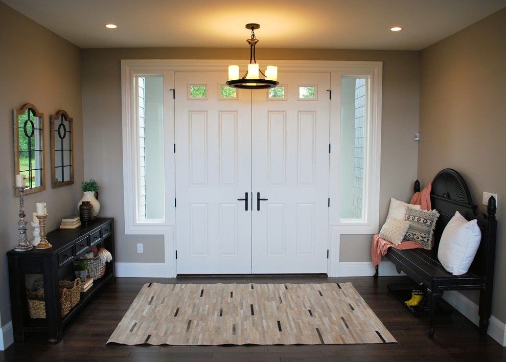 Diseño de puerta principal campestre de tamaño medio con paredes beige, suelo de madera oscura, puerta blanca y puerta doble