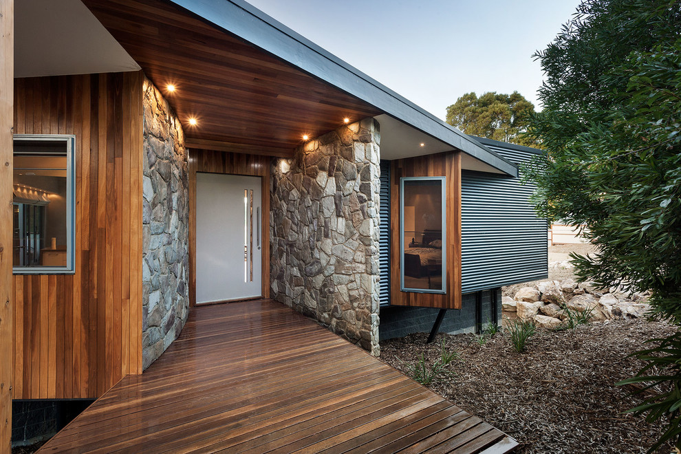 Moderne Haustür mit bunten Wänden, dunklem Holzboden und weißer Haustür in Melbourne
