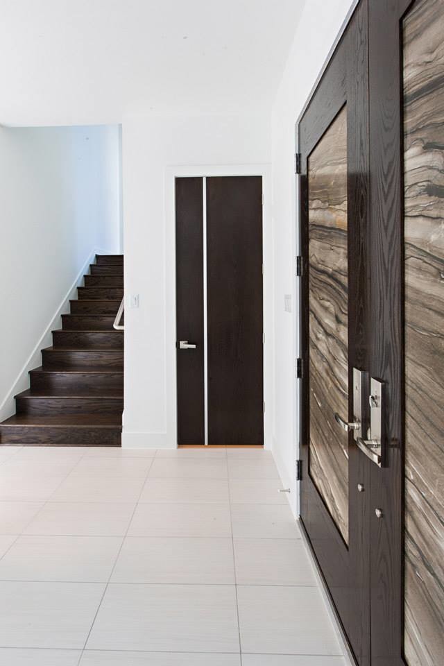 Пример оригинального дизайна: входная дверь в стиле модернизм с белыми стенами и двустворчатой входной дверью