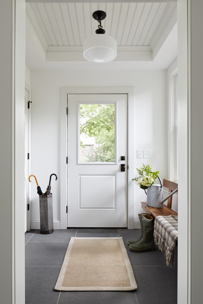 Стильный дизайн: фойе среднего размера в стиле кантри с белыми стенами, полом из сланца, одностворчатой входной дверью, белой входной дверью и серым полом - последний тренд