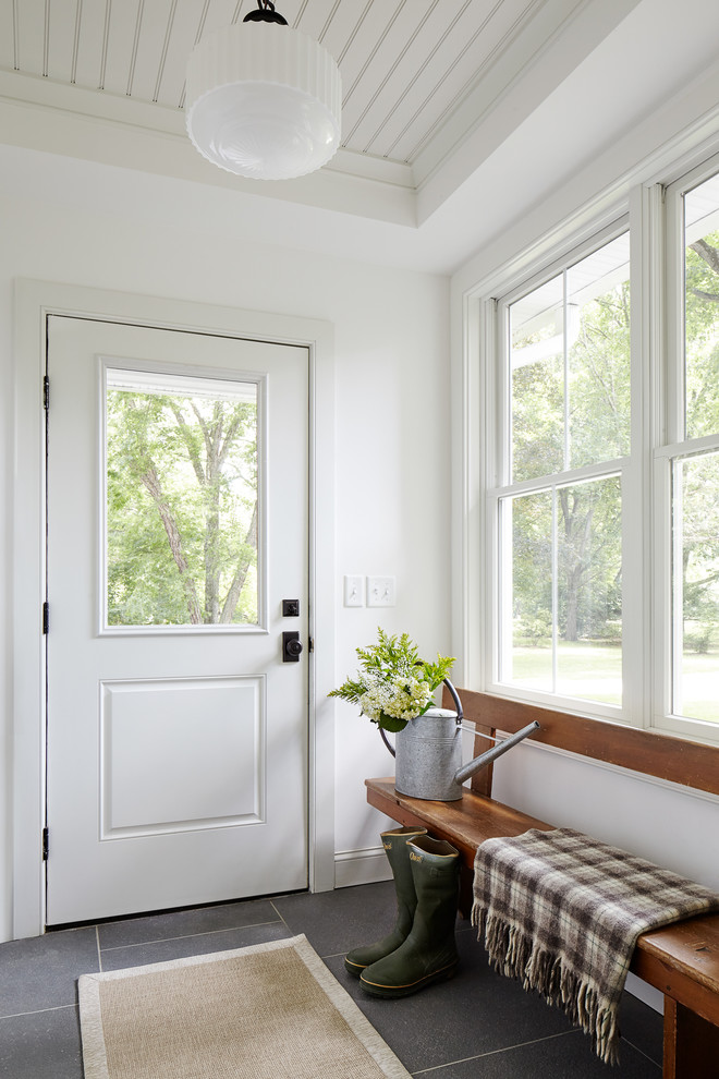 Пример оригинального дизайна: фойе среднего размера в стиле кантри с белыми стенами, полом из сланца, одностворчатой входной дверью, белой входной дверью и серым полом