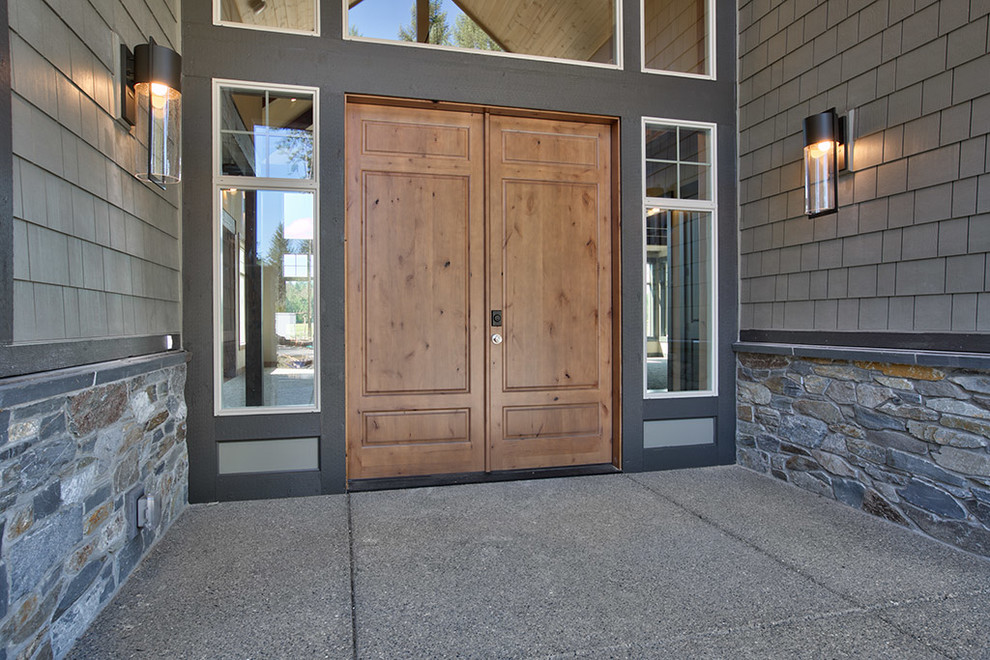 Esempio di una grande porta d'ingresso rustica con pareti marroni, pavimento in legno massello medio, una porta a due ante e una porta in legno bruno