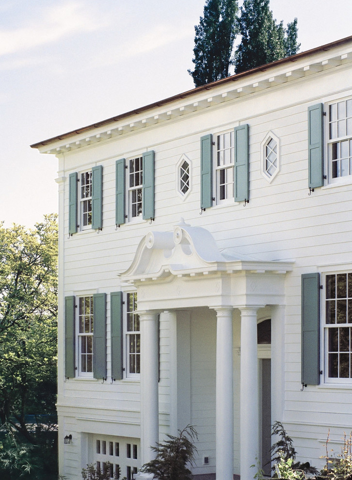 Источник вдохновения для домашнего уюта: большая входная дверь в классическом стиле с белыми стенами, светлым паркетным полом, одностворчатой входной дверью и зеленой входной дверью
