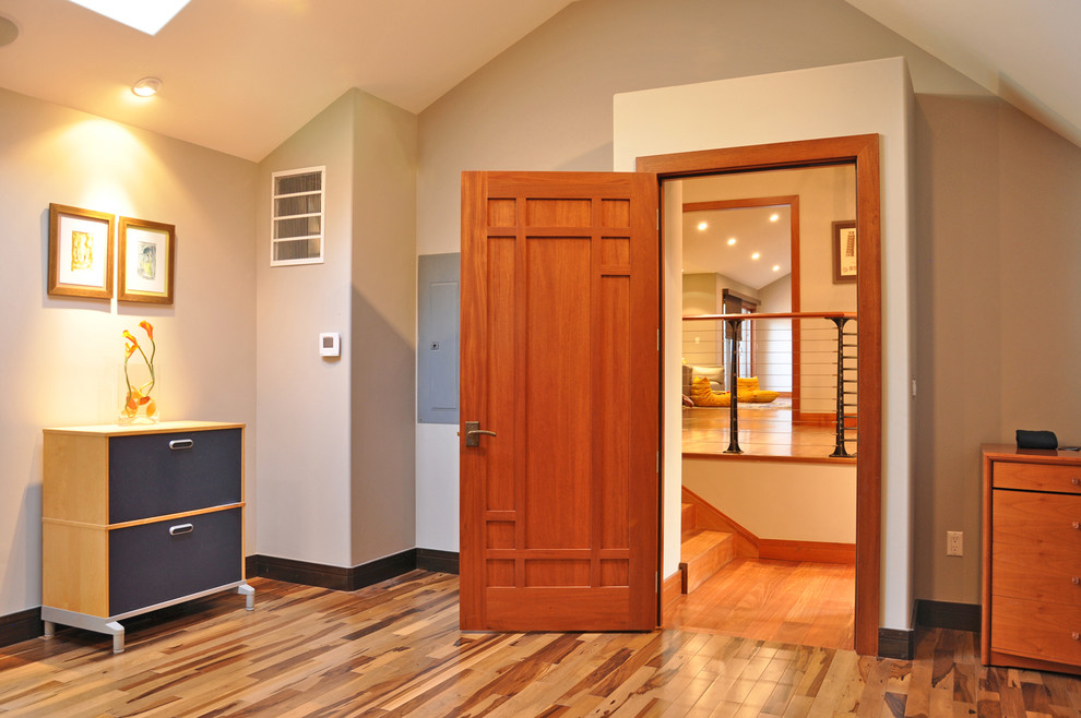Стильный дизайн: входная дверь среднего размера в современном стиле с бежевыми стенами, одностворчатой входной дверью и входной дверью из дерева среднего тона - последний тренд