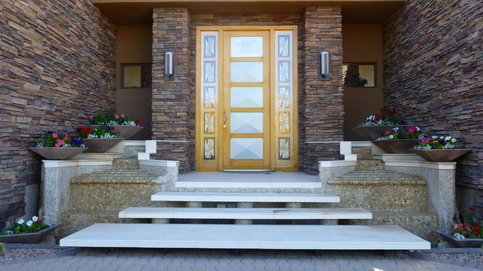 Idee per una porta d'ingresso rustica di medie dimensioni con pareti marroni, pavimento in cemento, una porta singola, una porta in legno chiaro e pavimento grigio