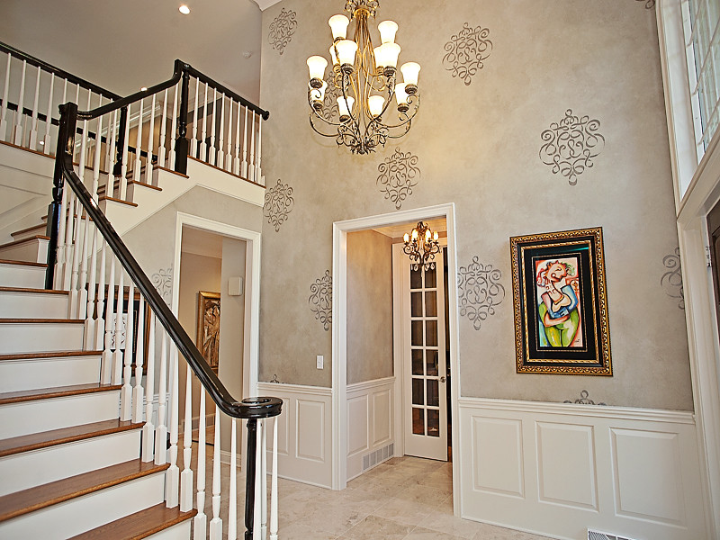 Ispirazione per un ingresso classico di medie dimensioni con pareti beige, pavimento con piastrelle in ceramica e pavimento beige