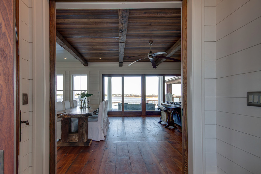 Idée de décoration pour une entrée marine avec un sol en bois brun, une porte simple et une porte en bois brun.