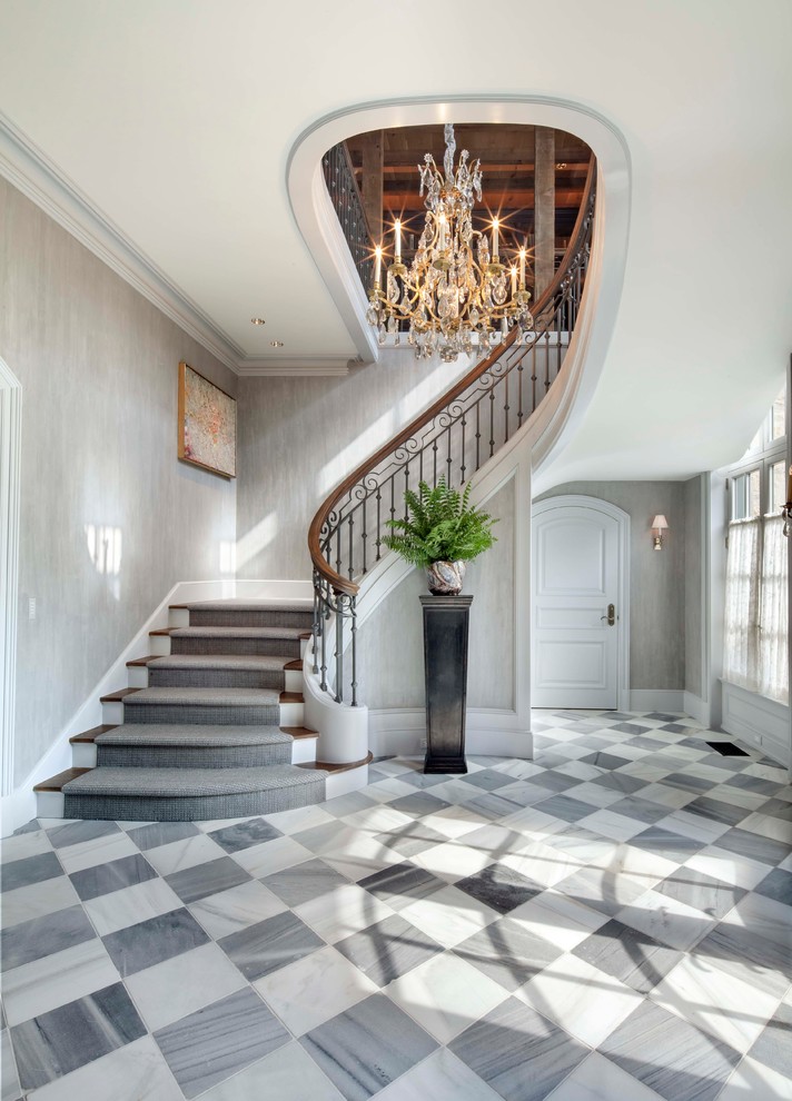 Idée de décoration pour un grand hall d'entrée bohème avec un mur gris, un sol en marbre, une porte double et un sol gris.