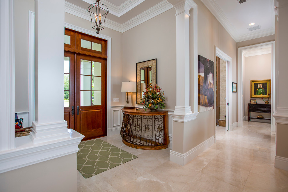Klassisches Foyer mit beiger Wandfarbe, Marmorboden, Doppeltür und hellbrauner Holzhaustür in Miami