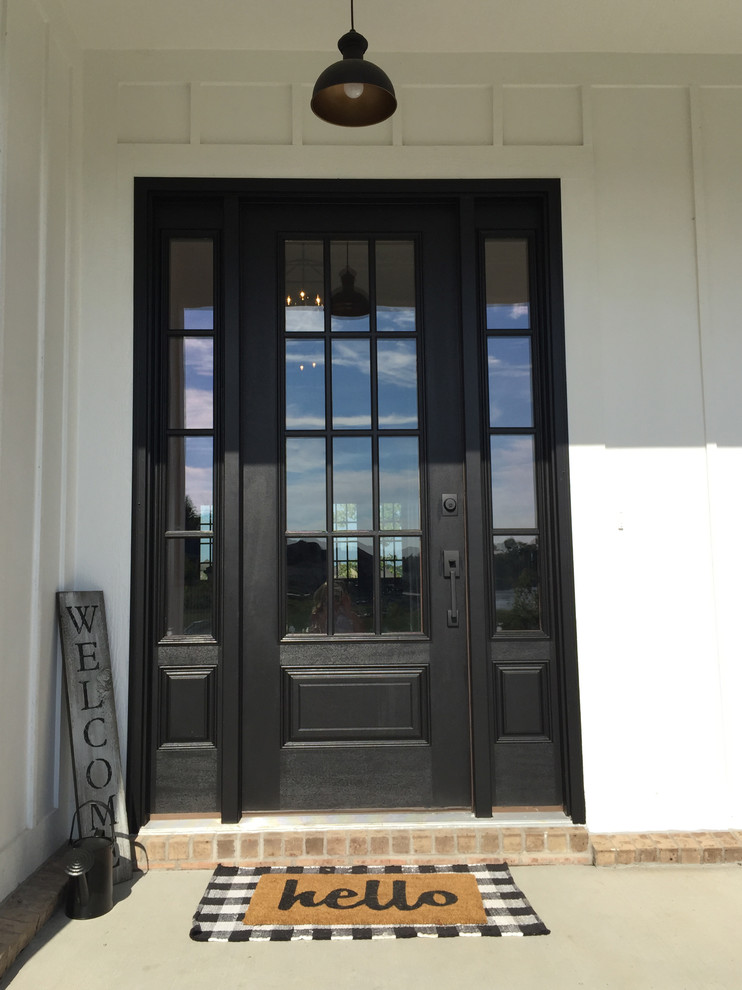 Diseño de puerta principal de estilo de casa de campo de tamaño medio con paredes blancas, suelo de madera oscura, puerta simple, puerta de madera oscura y suelo marrón