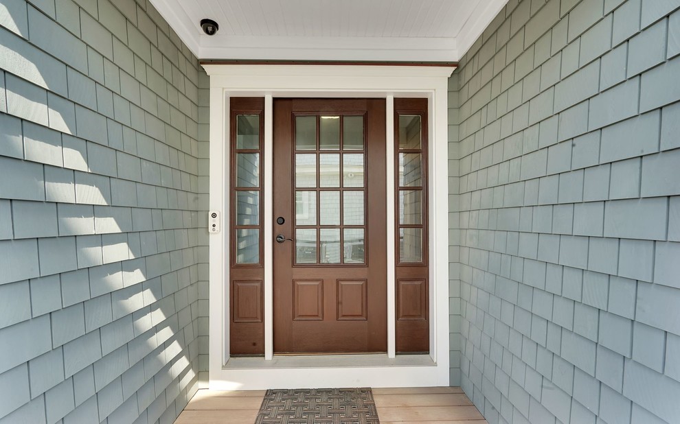 Esempio di una porta d'ingresso stile marinaro di medie dimensioni con una porta singola e una porta in legno scuro