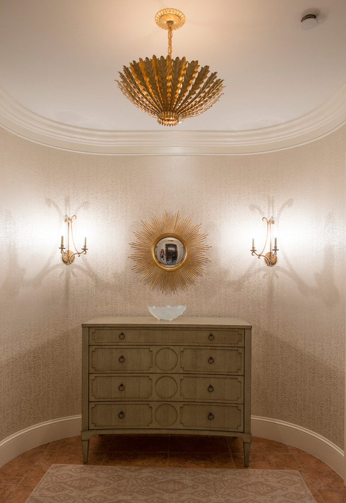 Idée de décoration pour un petit hall d'entrée vintage avec un mur beige et tomettes au sol.