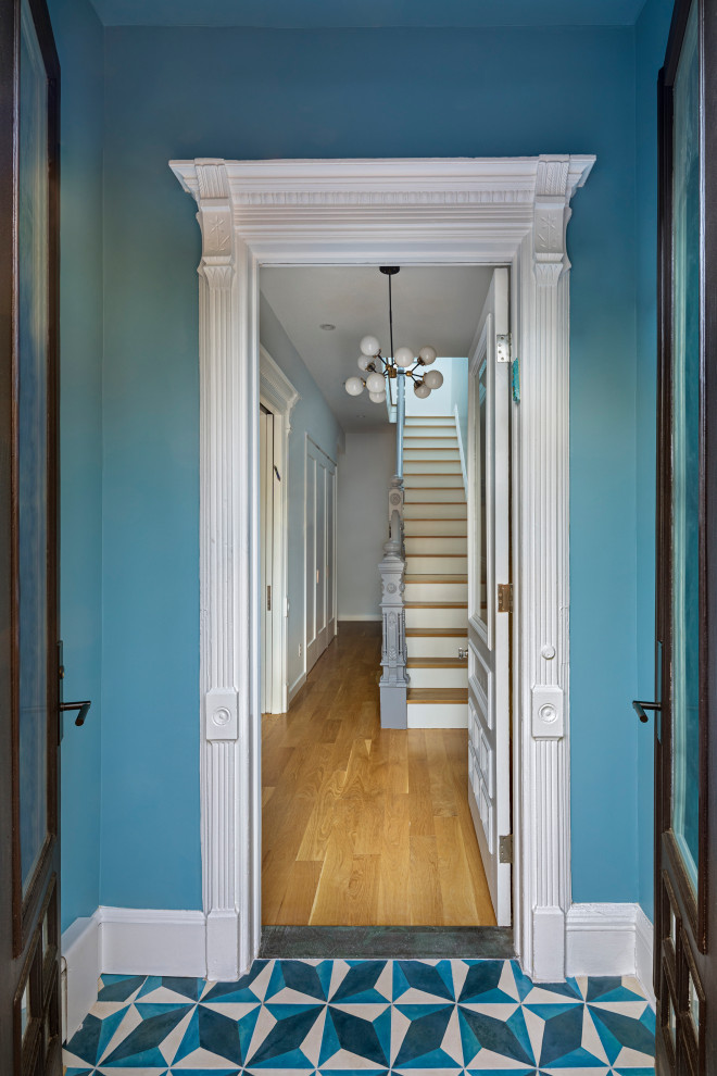 Esempio di un ingresso con vestibolo minimalista con pavimento in gres porcellanato, una porta a due ante e una porta in legno scuro