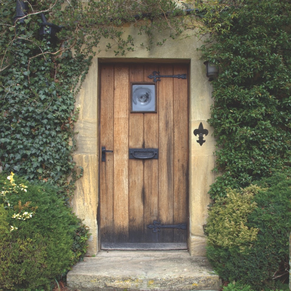 Пример оригинального дизайна: входная дверь среднего размера в стиле рустика с бежевыми стенами, одностворчатой входной дверью и входной дверью из дерева среднего тона