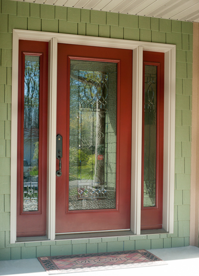 Immagine di una grande porta d'ingresso classica con una porta singola e una porta rossa