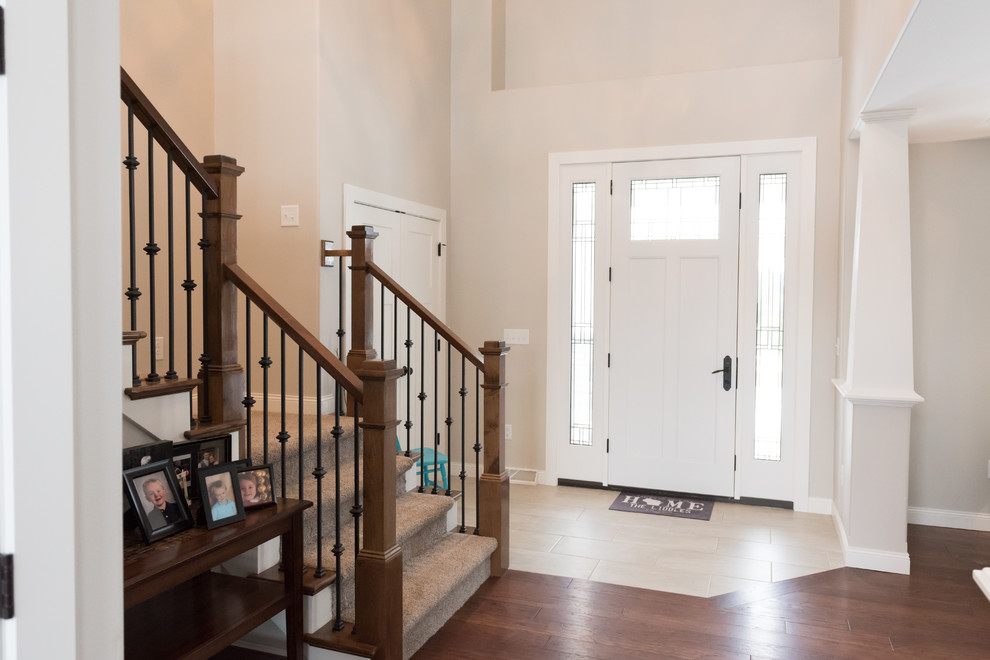 Источник вдохновения для домашнего уюта: фойе среднего размера в стиле неоклассика (современная классика) с серыми стенами, полом из керамогранита, поворотной входной дверью и белой входной дверью