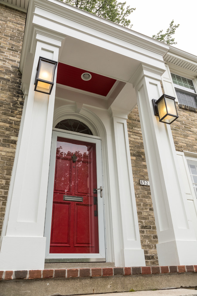 Esempio di una porta d'ingresso tradizionale di medie dimensioni con una porta singola e una porta rossa