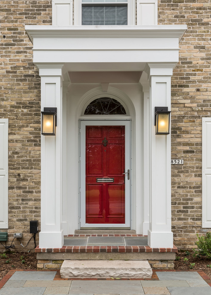 ミルウォーキーにある高級な小さなトラディショナルスタイルのおしゃれな玄関ドア (赤いドア) の写真