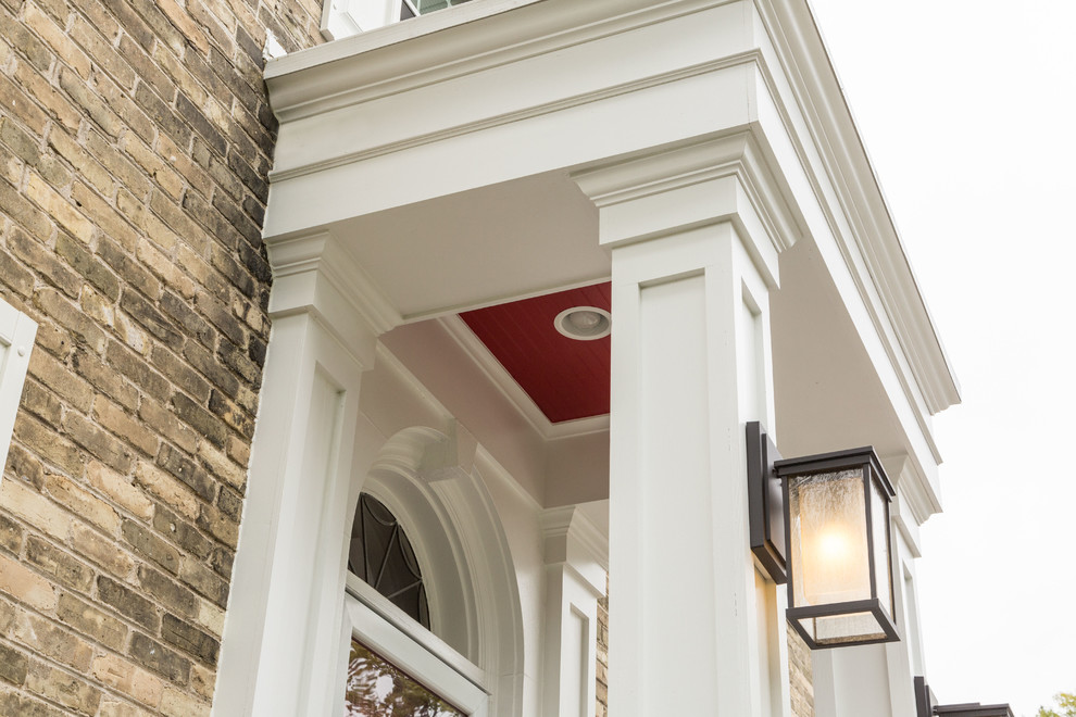 Idée de décoration pour une porte d'entrée tradition de taille moyenne avec une porte simple et une porte rouge.